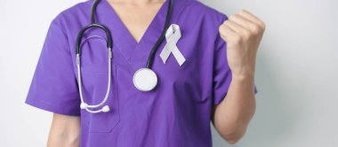 Kadınlara Karşı Şiddeti Durdurun ve Kasım Akciğer Kanseri Farkındalığı Ayı. Beyaz kurdeleli doktor hastanede. Sağlık ve Dünya Kanser Günü konsepti