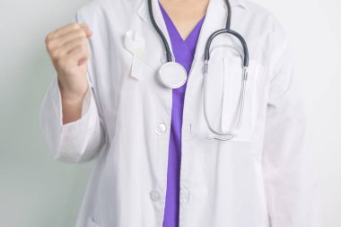 Kadınlara Karşı Şiddeti Durdurun ve Kasım Akciğer Kanseri Farkındalığı Ayı. Beyaz kurdeleli doktor hastanede. Sağlık ve Dünya Kanser Günü konsepti