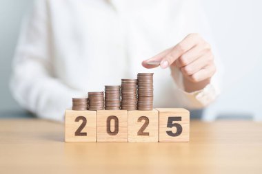 Madeni paralarla mutlu yıllar 2025. Para, Bütçe, vergi, yatırım, finans, tasarruf ve Yeni Yıl Çözüm kavramları
