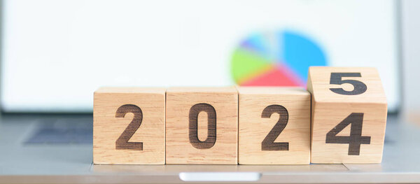 2024 год - с Новым Годом 2025 блок с фоном ноутбука. Цель, цель, резолюция, стратегия, план, действие, миссия, мотивация и концепции начала Нового года