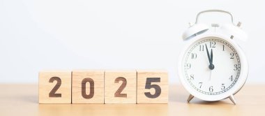 Klasik çalar saatle mutlu yıllar 2025. Noel, Yeni Başlangıç, Çözüm, Geri sayım, Hedefler, Planlar, Eylem ve Motivasyon Konsepti