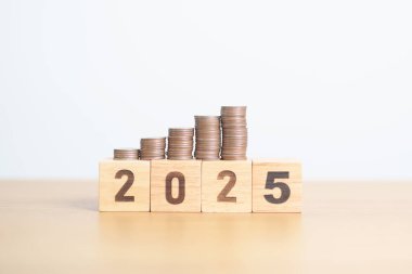 Madeni paralarla mutlu yıllar 2025. Para, Bütçe, vergi, yatırım, finans, tasarruf ve Yeni Yıl Çözüm kavramları