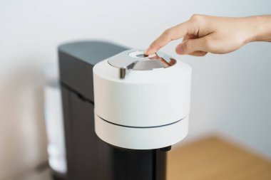 Kahve makinesinin yaptığı Espresso Kahvesi ahşap tezgahın üzerinde. Ev, Apartman ve Ofis 'te günlük içecek konsepti