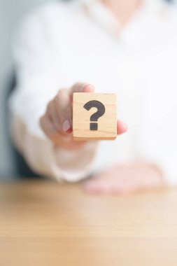 Tahta Soru Bloğu İşareti (? İmzala. SSS, sıklıkla sorulan sorular, yanıtlar, soru-cevap, bilgi, iletişim ve sorgulama kavramları