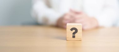 Tahta Soru Bloğu İşareti (? İmzala. SSS, sıklıkla sorulan sorular, yanıtlar, soru-cevap, bilgi, iletişim ve sorgulama kavramları