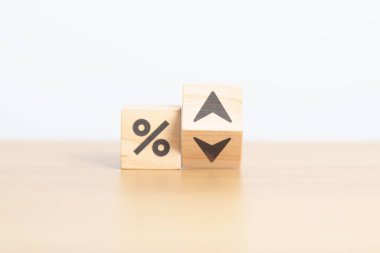 Tahta blok yüzdesi UP ve Down Arrow olarak değişiyor. Faiz oranı, GSYİH, borsa, finans, deflasyon ve enflasyon, sıralama, mortgage, borç, kredi ve ekonomik durgunluk kavramı