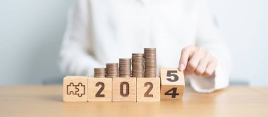 2024 'ten Mutlu Yeni Yıl 2025' e madeni paralar ve yapboz ikonu ile. İş Süreci, Ekibi, Takım Çalışması, Strateji, Hedef, Para, Bütçe, Yatırım, Mali ve Yeni Yıl Kararları
