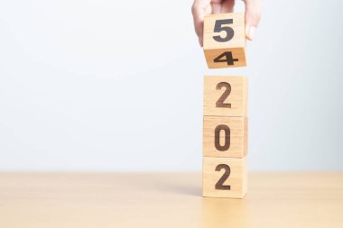 2024 'ten 2025' e kadar değişin. hedef, çözüm, strateji, plan, başlangıç, bütçe, misyon, eylem, motivasyon ve yeni yıl kavramları