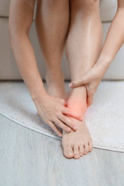 Kadın ayak bileği burkulması, tendonit ve Shin Splints ağrıları yüzünden bacak ağrısı çekiyor. yaralanma, sağlık ve tıbbi konsept