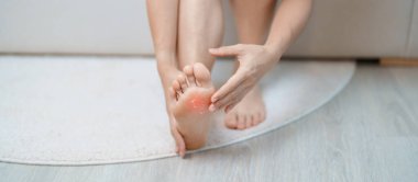 Eklem iltihabı ve kas ağrısı giderici krem konsepti. Evde yalınayak acı çeken bir kadın. Ayak ağrısı Plantar fasiiti ve uzun zamandır uyanık. Sağlık ve Sağlık