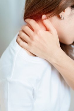 Evde Neck ve Omuz ağrısı çeken bir kadın. Miyofasyal ağrı sendromu, fibromiyalji, romatizma, skapüler ağrı, boyun omurgası. ergonomik kavram