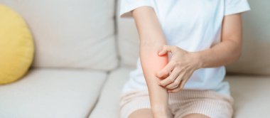 Kaşınan ve kaşınan bir kadın. Böcek ısırığına karşı hassas deri alerjisi, yemek, uyuşturucu dermatiti. Dermatoloji, cüzzam günü, sistemik lupus eritematoz, alerji semptomları ve isilik.