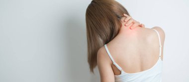 Evde Neck ve Omuz ağrısı çeken bir kadın. Miyofasyal ağrı sendromu, fibromiyalji, romatizma, skapüler ağrı, boyun omurgası. ergonomik kavram