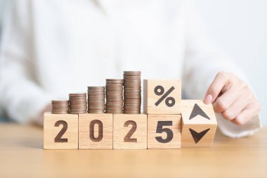 2024 'ten 2025' e kadar bozuk para yığınlı UP ve Down oklarında yüzdelik değişikliğiyle. Faiz oranı, GSYİH, borsa, finans, deflasyon ve enflasyon, mortgage, borç, kredi ve ekonomik durgunluk