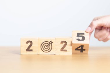 2024 yıl sonra 2025 yıllık dart tahtası simgesi. Hedef, Hedef, Çözünürlük, Strateji, Plan, Eylem, Görev, Motivasyon ve Yeni Yıl Başlangıç kavramları