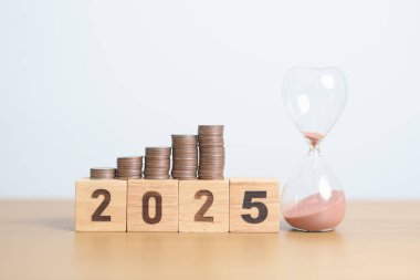 Kum saati ve bozuk para yığını düzenlemesiyle 2025 yılınız kutlu olsun. Gelecek Planı için Para Tasarruf, Emeklilik Fonu, Emeklilik Fonu, Yatırım, Varlık İşleri, Mali ve Geri sayım Kavramları