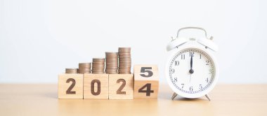 2024 'ün sonunda yeni yıl 2025' e kadar saat ve madeni para yığını düzenlemesiyle birlikte. Gelecek Planı için Para Tasarruf, Emeklilik Fonu, Emeklilik Fonu, Yatırım, Varlık İşleri, Mali ve Geri sayım Kavramları