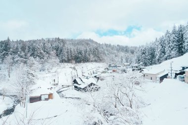 Kış mevsiminde kar yağan Ginzan Onsen köyünün güzel manzarası Japonya 'nın Yamagata kentindeki en ünlü Japon Baharıdır..