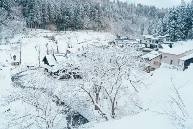 Kış mevsiminde kar yağan Ginzan Onsen köyünün güzel manzarası Japonya 'nın Yamagata kentindeki en ünlü Japon Baharıdır..