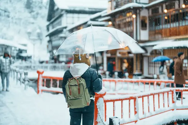 Yamagata 'da Ginzan Onsen' i ziyaret eden kadın turist, mutlu gezgin kış mevsiminde Snow ile Japon Onsen köyünü geziyor. Japonya 'da bir dönüm noktası ve popüler. Seyahat ve Tatil kavramı