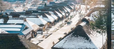 Edo Dönemi boyunca Aizu-Nishi Kaido ticaret yolu boyunca eski posta kasabası olan kışın karlı Ouchi Juku antik çiftçi evi köyü. Shimogo Kasabası, Minamiaizu, Fukushima Bölgesi, Japonya