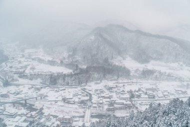 Yamagata City, Tohuku, Japonya 'da yer alan Yamagata City' deki Budist Risshakuji Tapınağı 'nın popüler adı olan Yamadera Tapınağı' nın dağ manzaralı köyü.