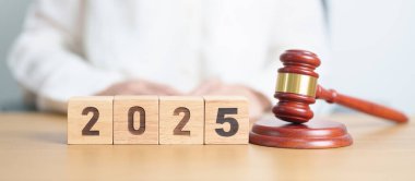 Yargıç Tokmak 'ın masasında mutlu yıllar 2025. Hukuk, avukat, yargı, adalet açık artırması ve teklif konsepti