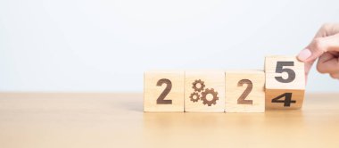 2024 yıllık değişim, 2025 yıllık blok ve vites simgesi. İş Süreci, Takım Çalışması, Hedef, Çözünürlük, Strateji, Plan, Eylem, motivasyon, değişim, beyin fırtınası ve Yeni Yıl Kavramları