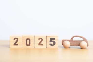 Yeni yılınız kutlu olsun. Masada araba modeliyle. Otomobil Vergisi, Araba Sigortası, Finans, Araç Tamir ve Bakım ve Yeni Yıl Konsepti