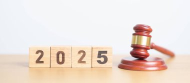 Yargıç Tokmak 'ın masasında mutlu yıllar 2025. Hukuk, avukat, yargı, adalet açık artırması ve teklif konsepti