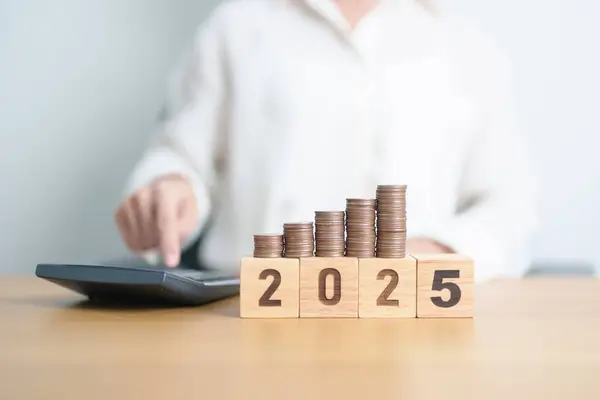 Yeni yılınız kutlu olsun. Para yığını ve hesap makinesiyle. Para, Bütçe, vergi, yatırım, finans, tasarruf ve Yeni Yıl Çözüm kavramları