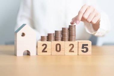 Ev modeli ve madeni paralarla mutlu yıllar. gayrimenkul, konut kredisi, vergi, yatırım, mortgage, finans, tasarruf ve yeni yıl kararı kavramları