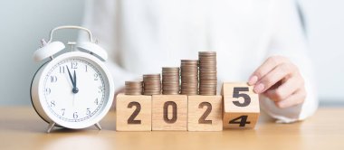 2024 'ün sonunda yeni yıl 2025' e kadar saat ve madeni para yığını düzenlemesiyle birlikte. Gelecek Planı için Para Tasarruf, Emeklilik Fonu, Emeklilik Fonu, Yatırım, Varlık İşleri, Mali ve Geri sayım Kavramları