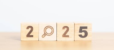 2025 blok ve büyüteç simgesi. SEO, Arama Motoru İyimserleştirme, işe alım, Reklam, Fikir, Strateji, Pazarlama, Anahtar Sözcük, İçerik ve Yeni Yıl Başlangıç kavramları
