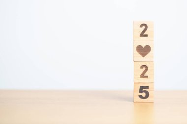 Sağlık, aşk, organ bağışı, kararlılık, sadaka, mutlu aile, refah ve sigorta kavramları için kalp bloğu olan 2025 yılınız kutlu olsun.