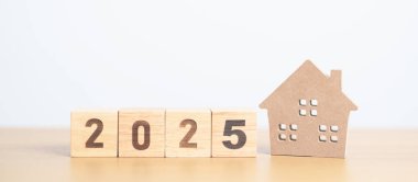 Ev modeliyle mutlu yıllar 2025. gayrimenkul, konut kredisi ve ipotek, vergi, yatırım, finans, tasarruf ve yeni yıl kararı kavramları