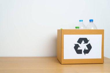 Evdeki ya da ofisteki karton kutuda plastik şişe. Çöpü geri dönüşüm sıralaması. Plastiksiz, Ekoloji, Çevre, Kirlilik, Geri dönüşüm, Atık Yönetimi ve Çöp Ayırma Konsepti