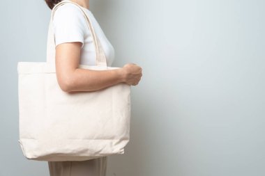 Eko Alışveriş çantalı kadın mesaj için fotokopi uzayı kullanıyor. Çevre Koruma, Sıfır Atık, Yeniden Kullanılabilir, Plastik Yok, Sürdürülebilirlik, Çevre dostu, Dünya Çevre Günü ve Dünya Günü konsepti