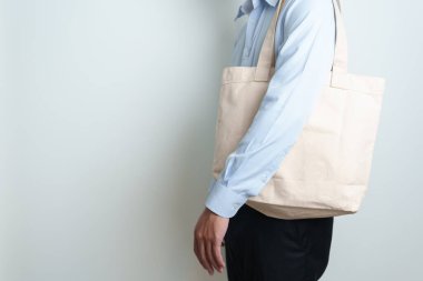 Eko Alışveriş çantalı adam mesaj için fotokopi uzayı kullanıyor. Çevre Koruma, Sıfır Atık, Yeniden Kullanılabilir, Plastik Yok, Sürdürülebilirlik, Çevre dostu, Dünya Çevre Günü ve Dünya Günü konsepti