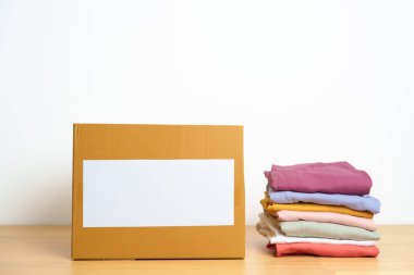 Bağış, Bağış, Gönüllü, Verme, Teslimat ve Taşınma Konsepti. Evde karton kutulu kıyafetler ya da destek için ofisler ve yoksul, mülteci ve evsizlere yardım. Metin için alanı kopyala