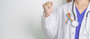 LGBTQ Gökkuşağı Destekleyici Lezbiyen, Gay, Biseksüel, Transseksüel ve Eşcinsel Topluluğuna sahip Doktor ve Mutlu Onur Ayı konsepti