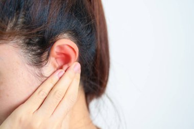 Acılı Kulağını tutan kadın. Kulak hastalığı, Atresia, Otitis Medya, Enflasyon, Pertorated Eardrum, Meniere Sendromu, otolaryngolog, Yaşlanan İşitme Kaybı ve Sağlık Konsepti