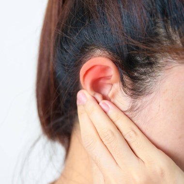 Acılı Kulağını tutan kadın. Kulak hastalığı, Atresia, Otitis Medya, Enflasyon, Pertorated Eardrum, Meniere Sendromu, otolaryngolog, Yaşlanan İşitme Kaybı ve Sağlık Konsepti