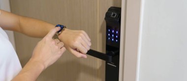 Evde ya da dairede dijital kapı kilidi açmak için el kamerası kullanıyor. NFC Teknoloji, Parmak izi taraması, anahtar kartı, PIN numarası, akıllı telefon, elektrik ve irtibatsız yaşam tarzı kavramları