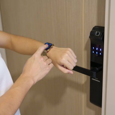 Evde ya da dairede dijital kapı kilidi açmak için el kamerası kullanıyor. NFC Teknoloji, Parmak izi taraması, anahtar kartı, PIN numarası, akıllı telefon, elektrik ve irtibatsız yaşam tarzı kavramları