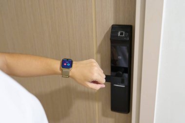 Evde ya da dairede dijital kapı kilidi açmak için el kamerası kullanıyor. NFC Teknoloji, Parmak izi taraması, anahtar kartı, PIN numarası, akıllı telefon, elektrik ve irtibatsız yaşam tarzı kavramları