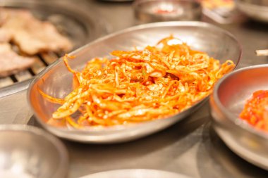 Kore restoranında mangal için Kore pırasası ve taze soğan salatası Kore 'den ünlü mayalanmış yemekler.