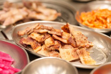 Restoranda ızgarada domuz eti. Kore yemekleri ve geleneksel barbekü tarzı.