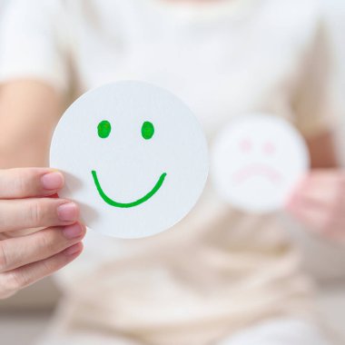 Kadın Mutlu Gülümseyen Yüz Kağıdı, Ruh Sağlığı Değerlendirmesi, Psikoloji, Sağlık Değerlendirmesi, Geribildirim, Müşteri Değerlendirmesi, Deneyim, Memnuniyet Anketi, Olumlu Düşünme ve Dünya Akıl Sağlığı Günü 'nü göster