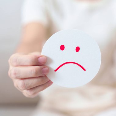 Kadın Mutsuz Yüz Kağıdı, Ruh Sağlığı Değerlendirmesi, Psikoloji, Sağlık, Geribildirim, Müşteri Değerlendirmesi, Deneyim, Memnuniyet Anketi, Olumsuz Düşünme ve Dünya Akıl Sağlığı Günü